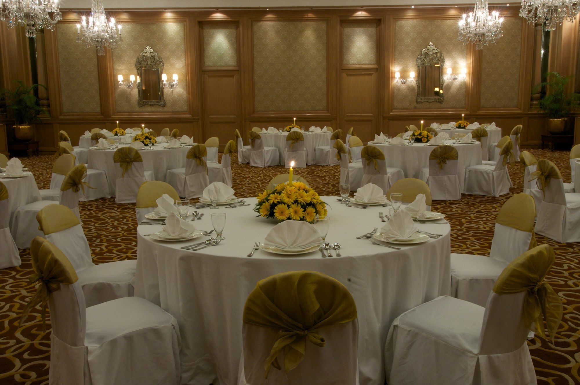 Taj Mahal Lucknow Hotel Buitenkant foto